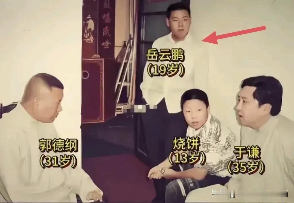 这张老照片里平平无奇的小演员们，多年之后都成为大明星了。感觉他们两个就没年轻过，