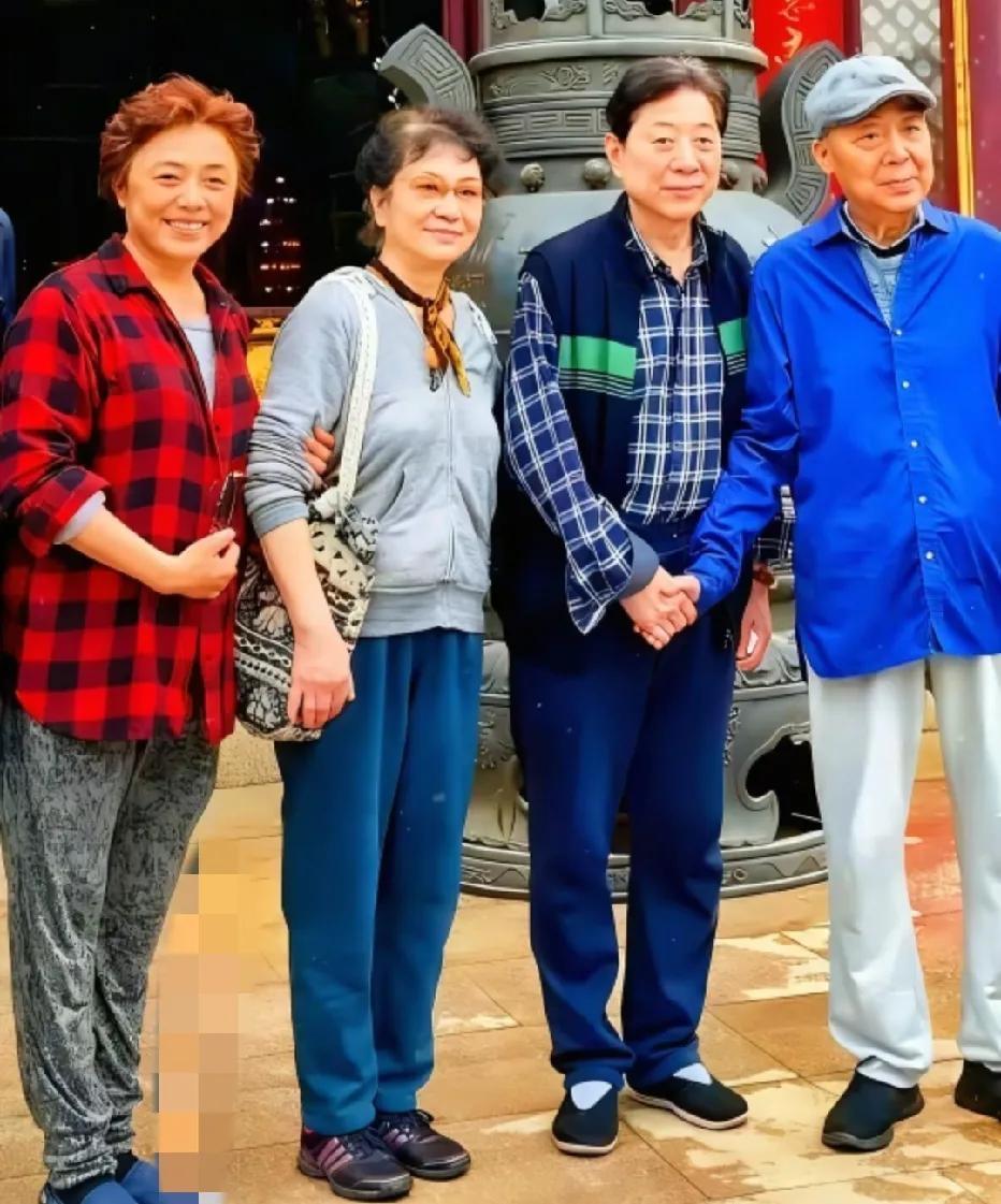 当年，相声大师师胜杰、常贵田两对夫妇同游时的珍贵合影。照片中，两人紧紧握着手，世