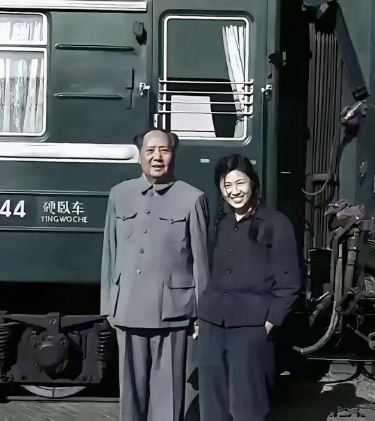 那个时候，跟随毛主席，坐上绿皮车到外地视察，走过祖国的山山水水。多少年以后，一直