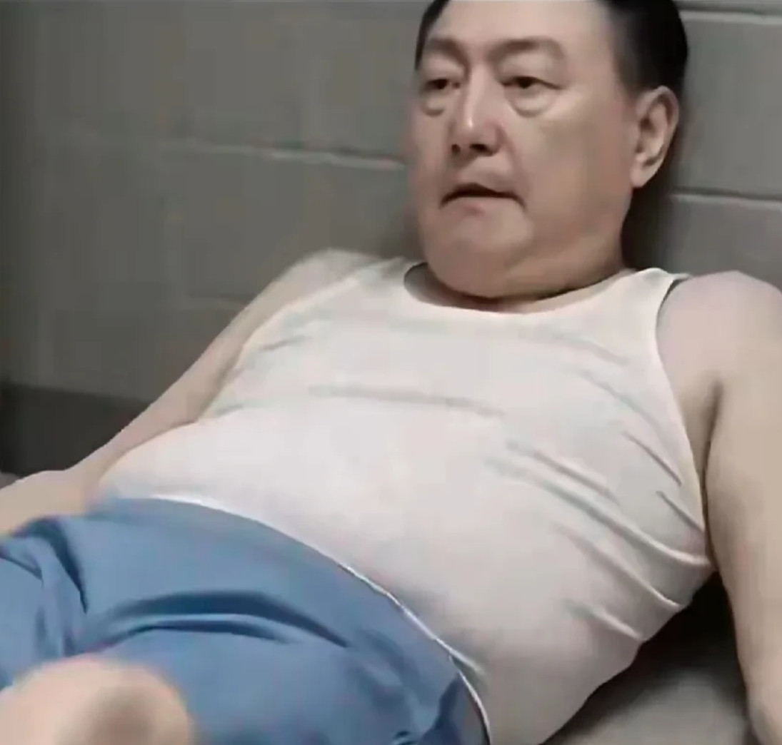 在台上时，他对美国的态度，就是舔狗。如今下台了，在挣扎中老脸都不要了。看下面