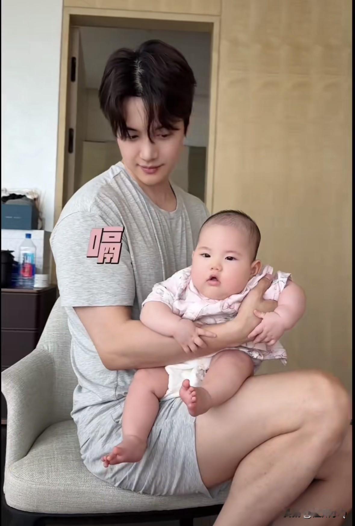 看看张檬小五的儿子，喝母乳长大的，被喂养得白白胖胖的。张檬一对儿子说话就变夹子音