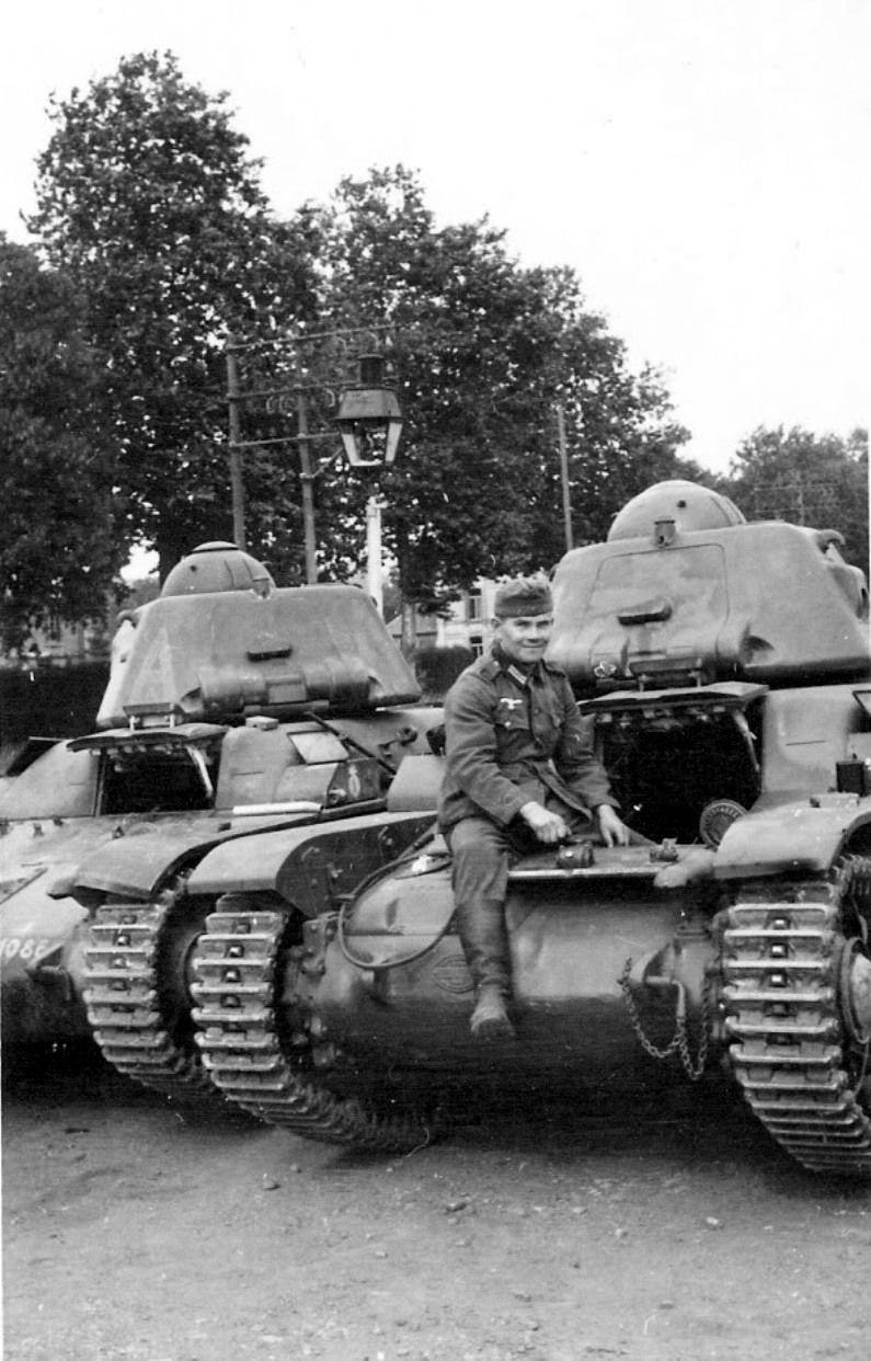 [呲牙笑]德国人这是捡了多少“洋落儿”啊（续）——1940年，一名德国士兵坐在