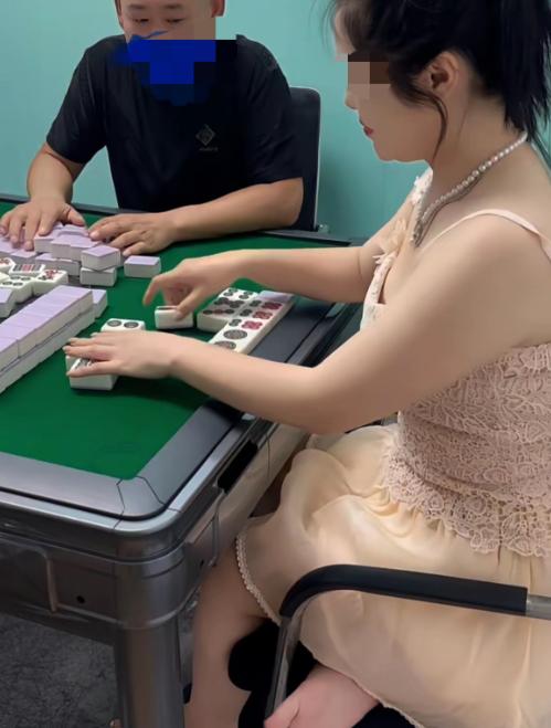 “大义灭己”？贵州惠水，一名女子半夜和3名男子打麻将，后来怀疑对方合起伙来“出老