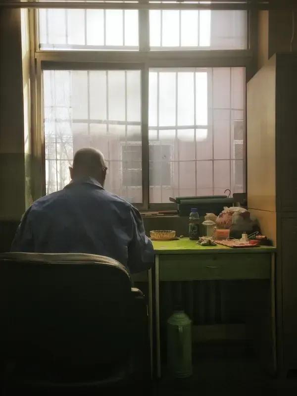 84岁的李老爷子被儿媳赵丽娟搀着进养老院大门的时候，全程安安静静的，没红过眼，也