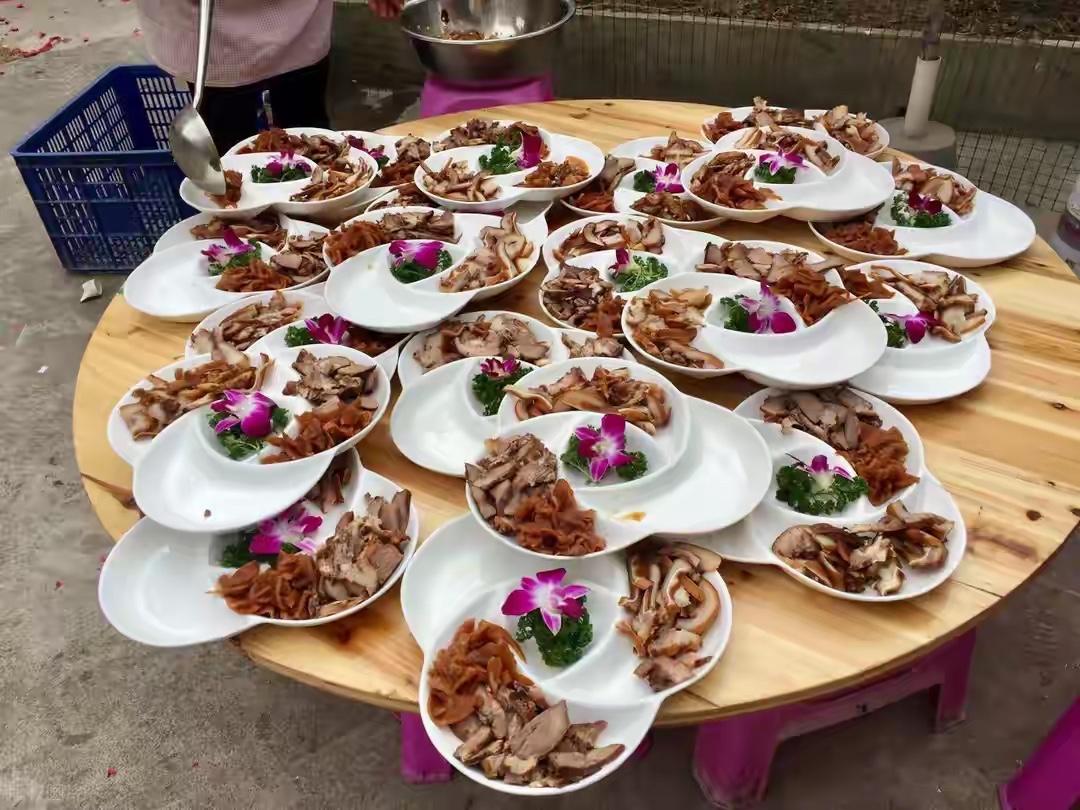 《刨猪宴叫停风波：民俗传承与流量狂欢的碰撞》近日，重庆、四川、湖南等地多个刨