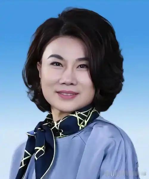 董明珠办的新学校开学了，8000人报考我觉得正常，326名新生报到我也能接受，但