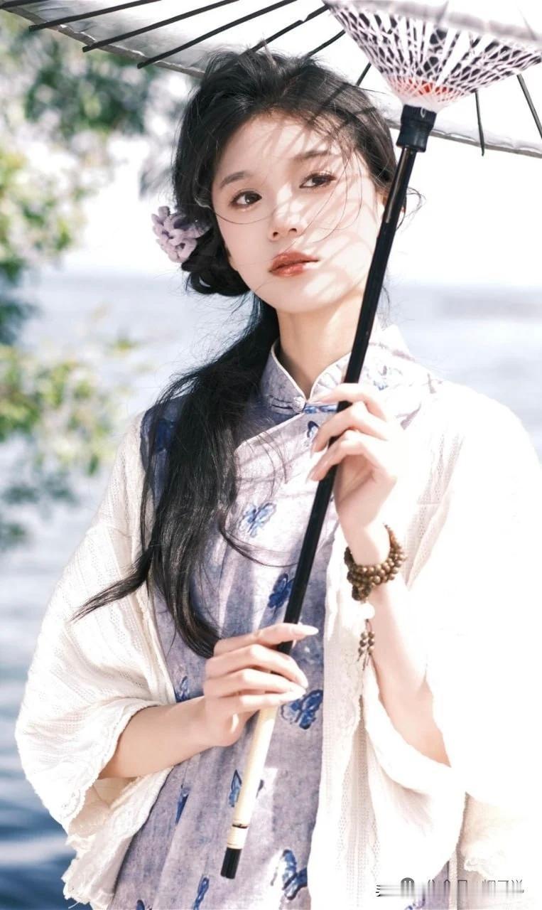 翩若惊鸿美女的美丽。