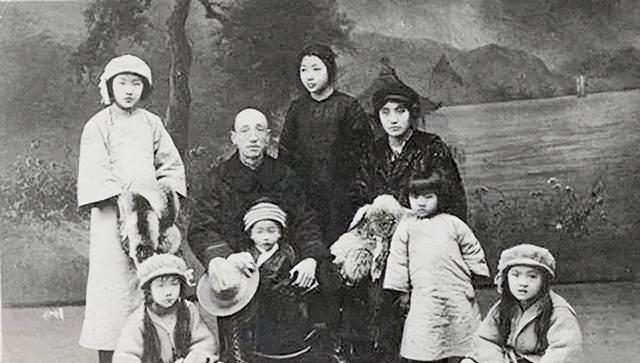 1914年，14岁的董竹君来了“月事”。很快，她的“初次”拍卖会，就被提上了议程