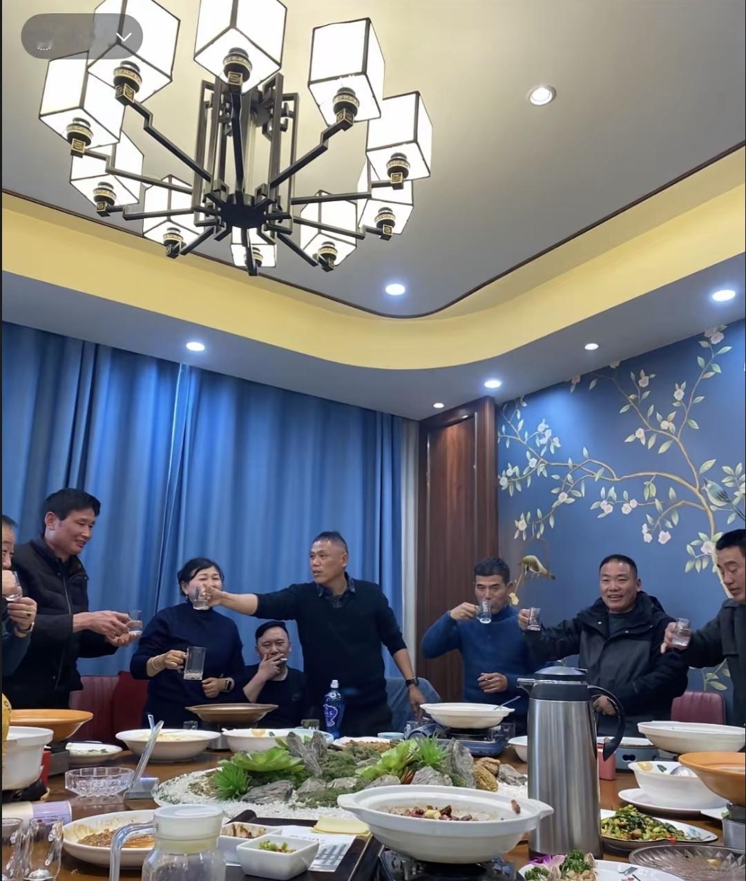 儿子带了个上海姑娘回来,一家人挺高兴。她爸开着宝马,说是能抵两套我们家的房子,还