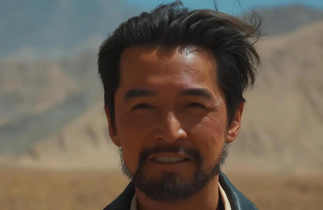 看了胡歌《生命树》的海报，我不禁感慨：“这才是真正的演员，真正的艺术家”这跟我