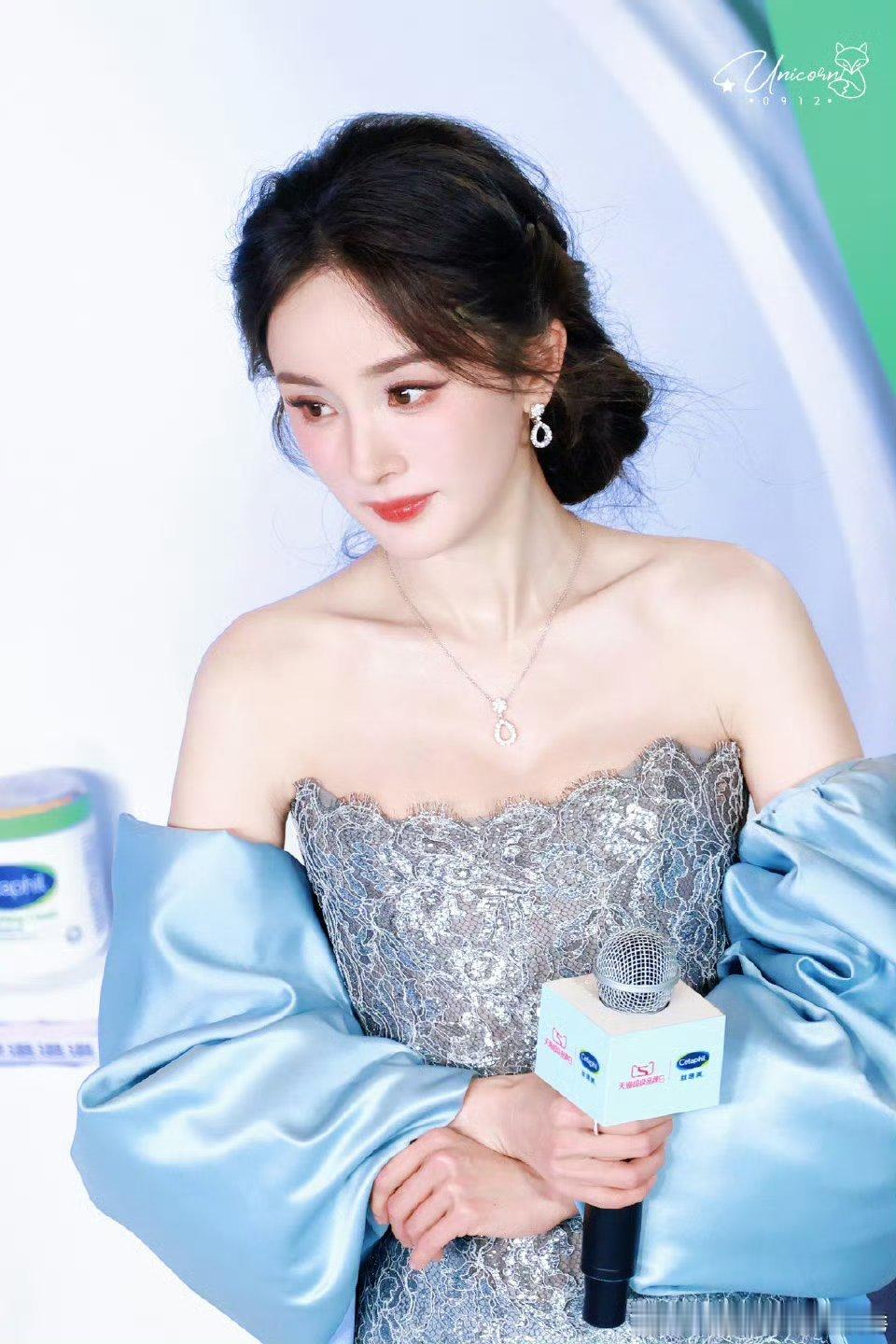 杨幂新造型蓝色镂空裙简直美到失语！！完全女王来的~~