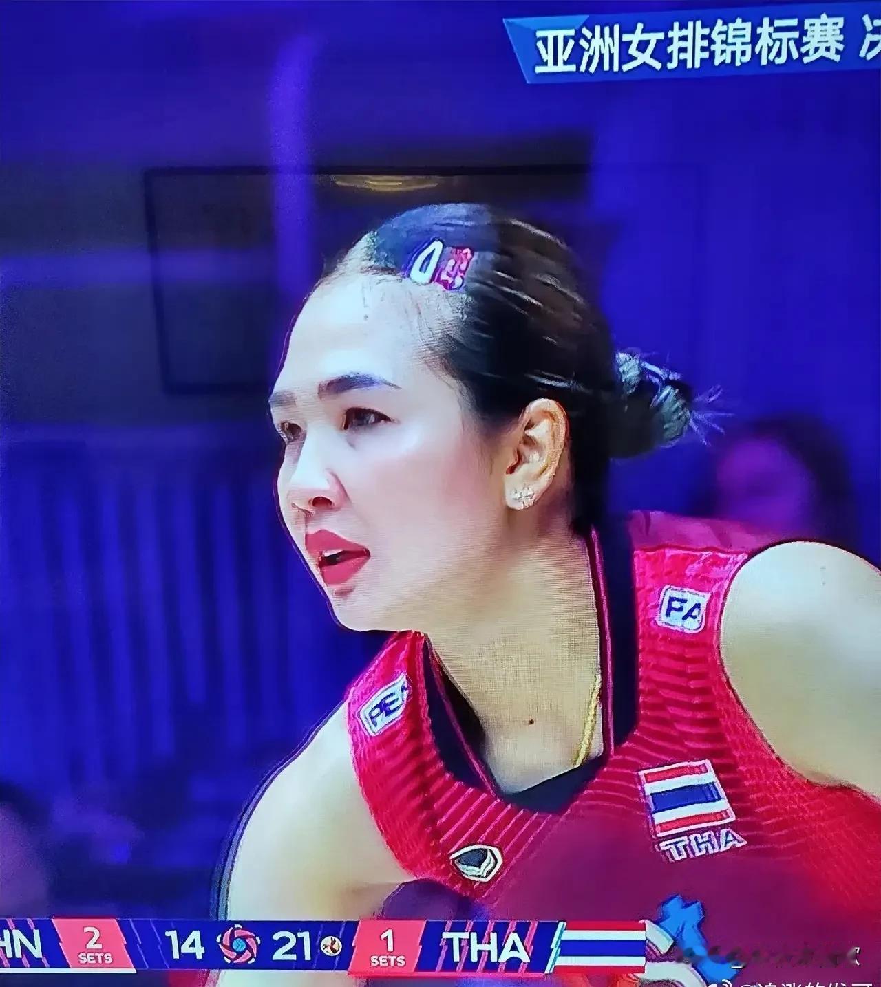 中国女排与泰国女排最大的区别：泰国队有主心骨，就是这位不管输赢都是笑哈哈的11号