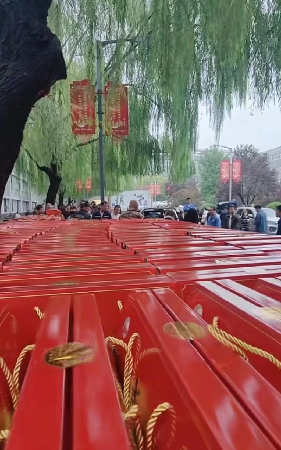 令人自信的大型国企，节假日发的福利物品，那现场体验感真让人想飞起来！发的花样太