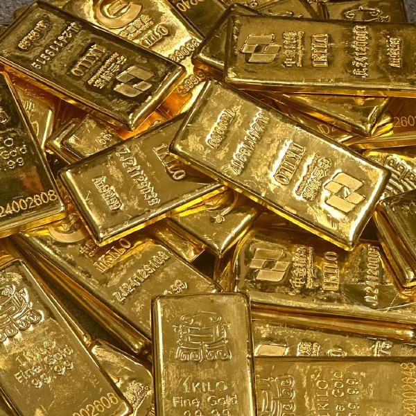 个人感觉这一波金银价格远还没有跌到位，可能黄金会跌到每克800元左右，白银会跌到