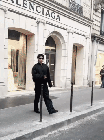 没法懂现在的时尚，陈飞宇一抬手臂，好家伙，怎么穿了一件破了的衣服，路人看了也忍不