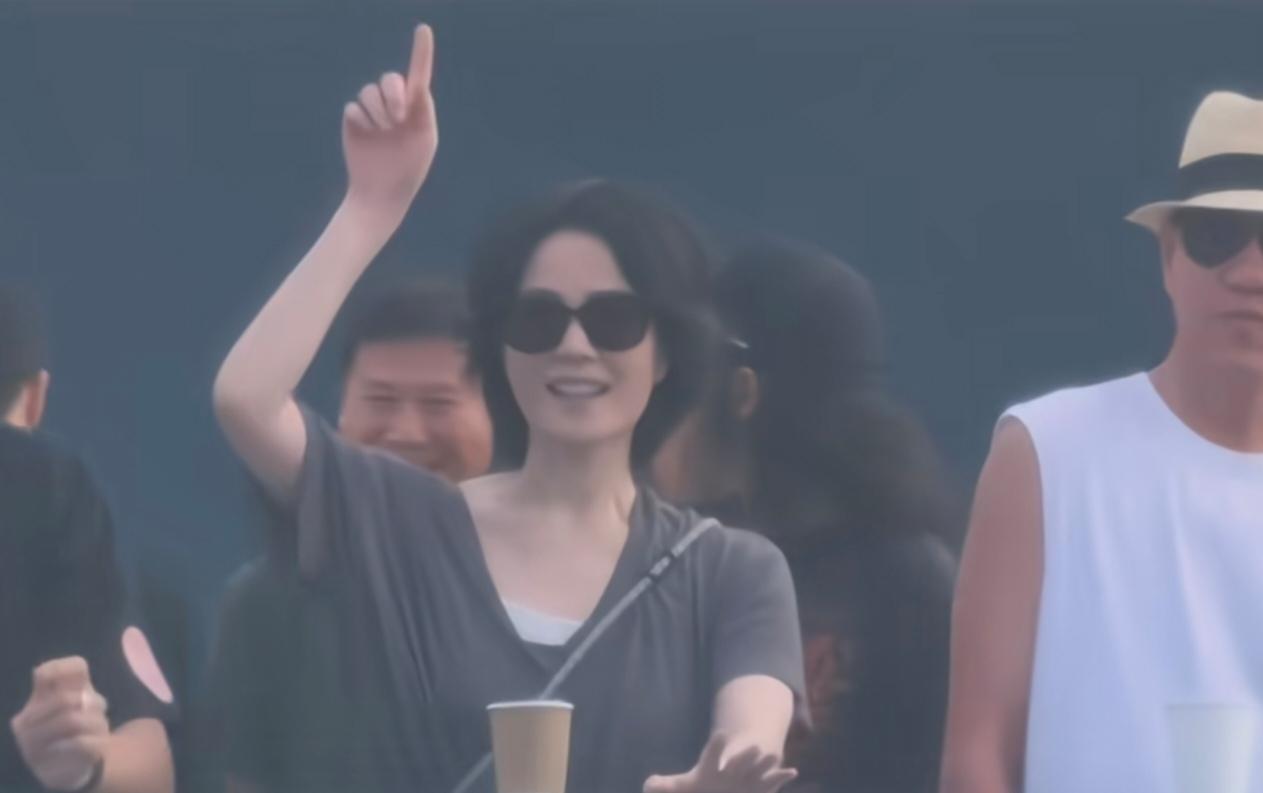 2026年8月29日阿那亚虾米音乐节，王菲带着李嫣现身现场，专程来看窦靖童的演出