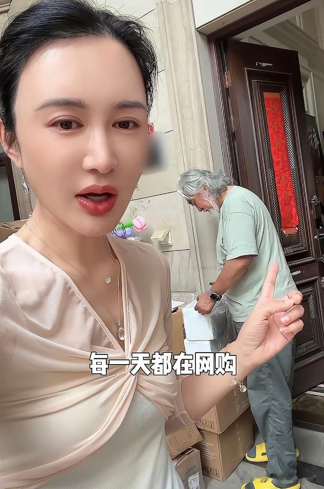 张纪中谁不爱，杜星霖真是嫁对了，虽然年龄有差距，但是张纪中长寿啊！浪漫啊！会过日