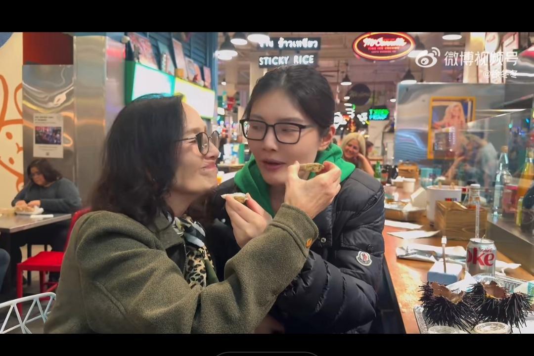 徐冬冬，在美国和婆婆在一起。亲切的喊婆婆妈妈。看来两个人已经领证了，即将举办婚礼