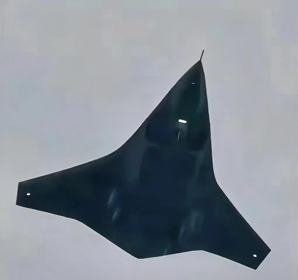 星球大战把苏联忽悠没了，中国六代机把美国忽悠瘸了！美媒报道：中国疑似第三款六代