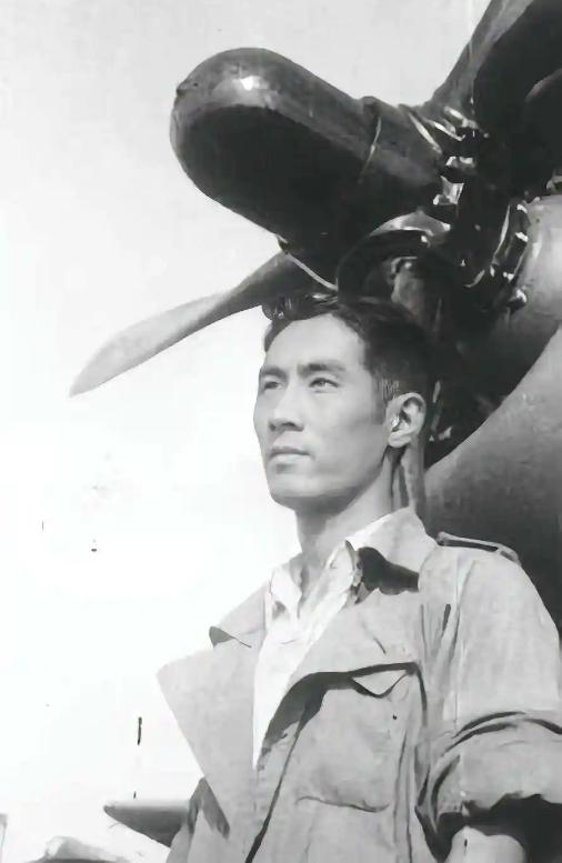 1944年，飞行员王光复在成功炸毁日军军列后，正准备返航，途中路过日军机场时，意