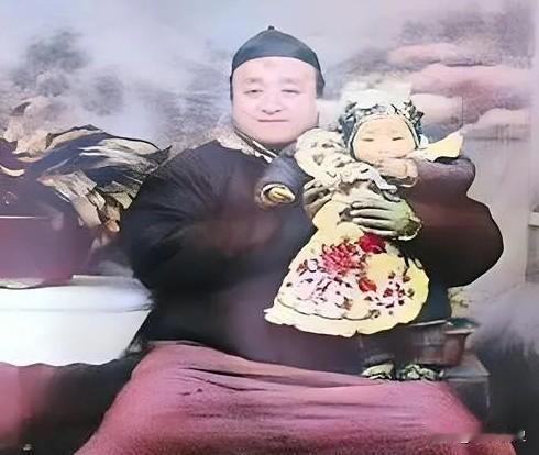 1918年，山东曲阜孔府的庭院里，秋阳正暖。这名被父亲孔令贻抱在怀里的小姑娘只有