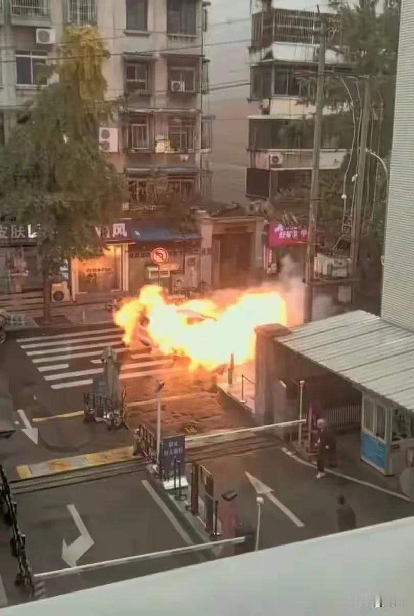 十分危险，成都市区一辆新能源汽车行驶中突然底盘冒烟起火，瞬间吞噬全车。事发11月