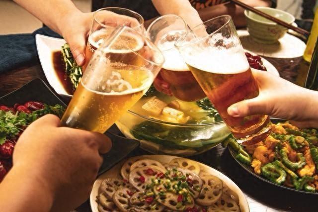 摊上大事了！9月1日报道，北京大兴一家送餐公司老板张某结婚前，宴请手下外卖骑手聚