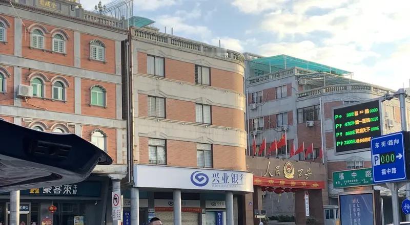 福建平潭这起金店抢劫案真是够刺激！1月18日21时40分，海坛街道一家金店被抢。