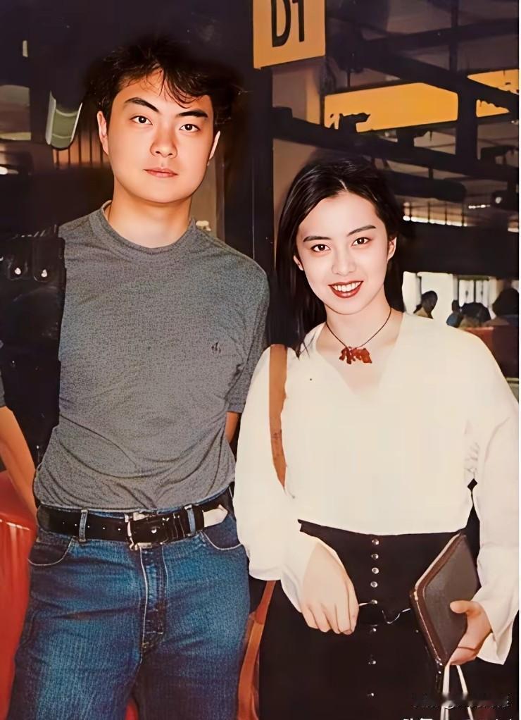 总有人盛赞王祖贤的颜值，说她当年如何如何漂亮，如何如何有气质，这张照片就是她年轻