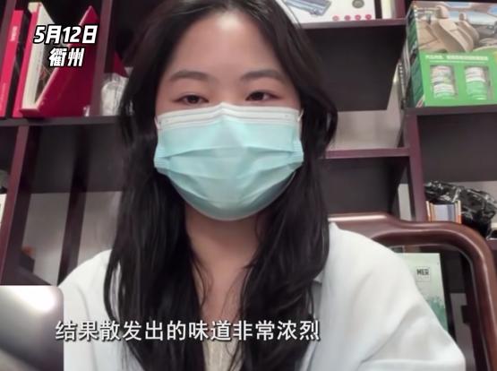 衢州，蓝女士借30万买二手奥迪，车子里臭气熏天让人反胃，蓝女士伸着头在车内左闻右