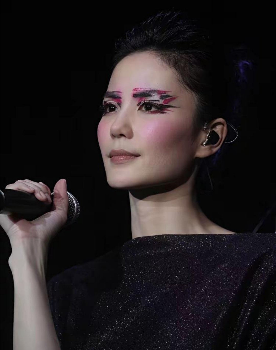 天后的格局就是不一样啊，谈钱就俗了周深200万，张碧晨160万，但王菲一开口，你