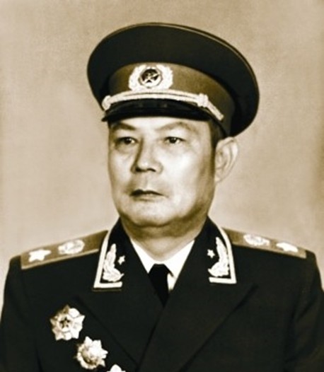 1946年，耿飚发现紧跟在身后盯梢的特务不见了，很是纳闷。随后，他特意买了礼物去
