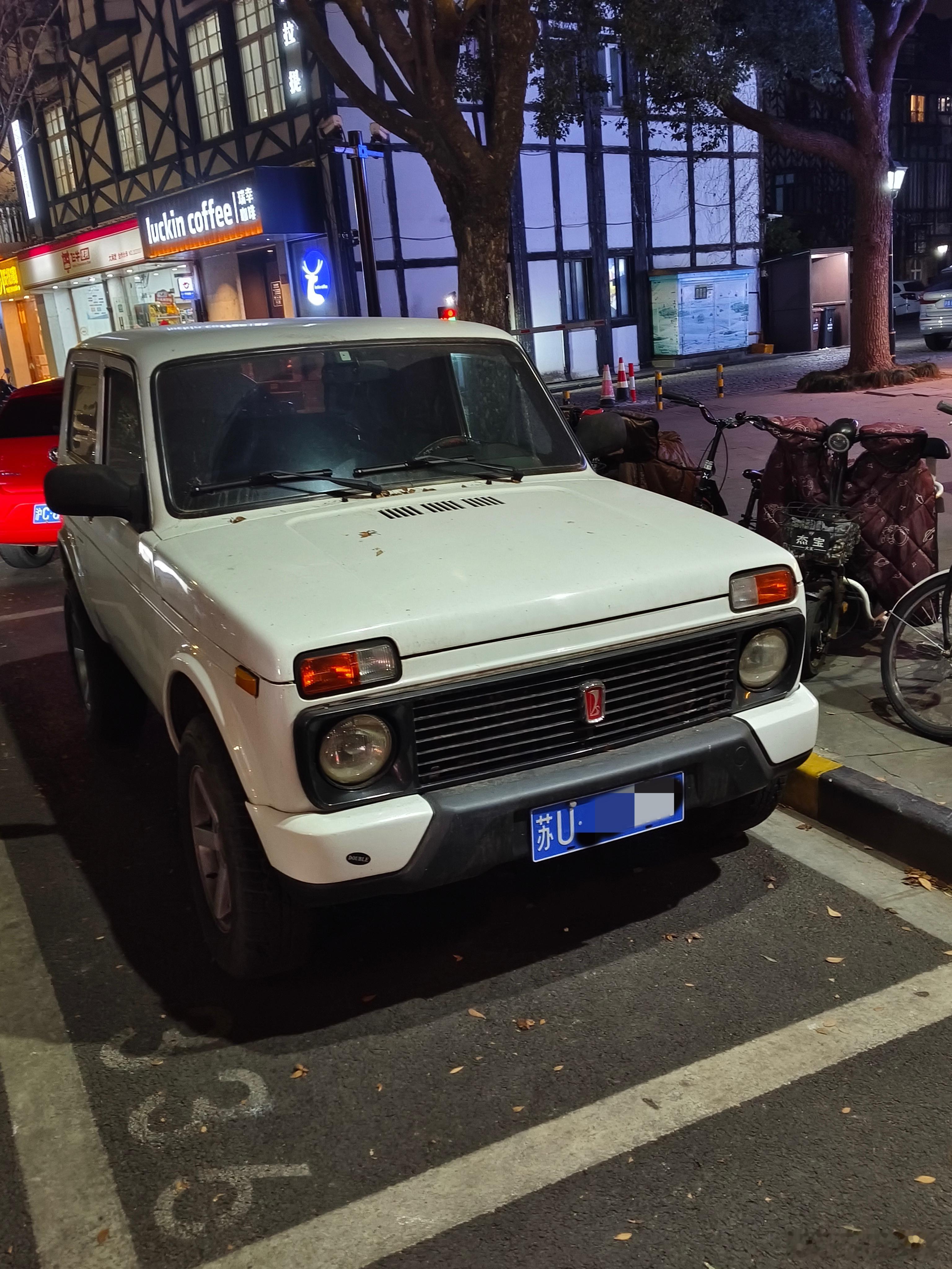 网友投稿，苏州牌照的拉达Niva！目测是之前天津港平行的那批，车龄不大。甭说，屁