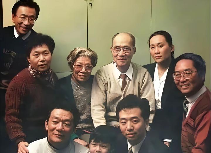 侯宝林那张著名的全家福，根本不是普通合影，而是一份顶级的人情世故考卷。照片里他