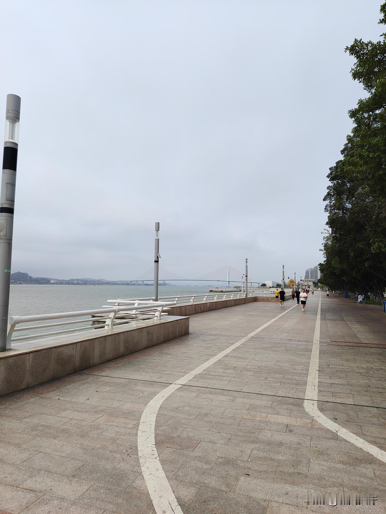 对于我们而言，从潮州市区去汕头游玩，有三种交通方式选择：一是直接打车，单程约12