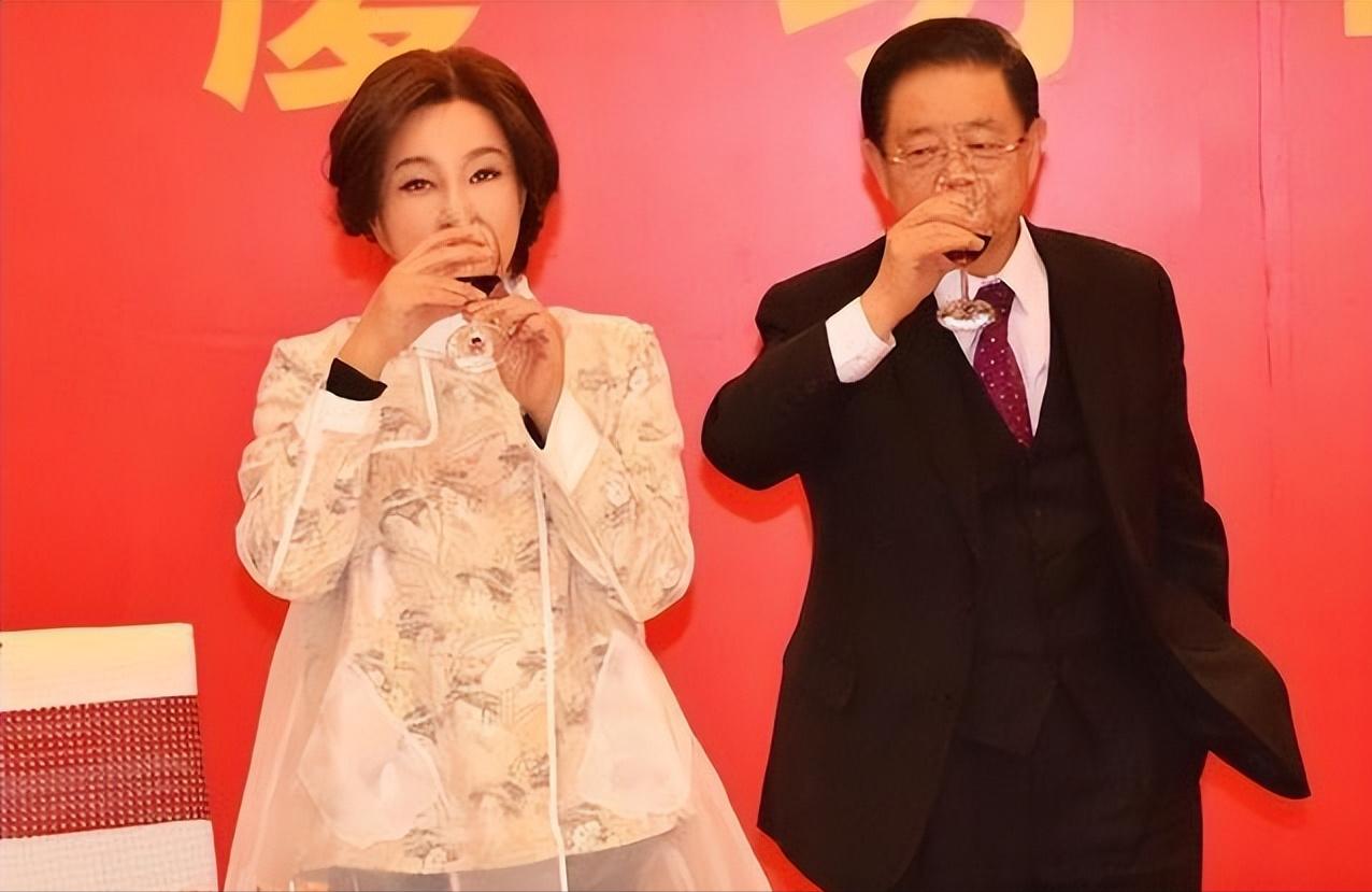 刘晓庆的现任丈夫王晓玉，美国华侨企业家，美国国籍身价不菲，等了她30年才抱得
