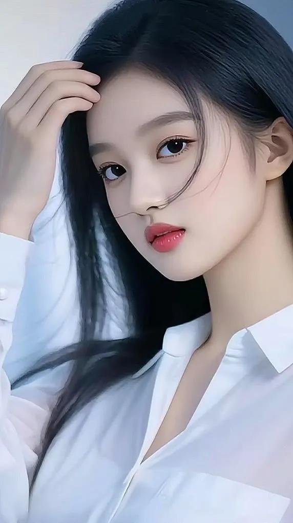 温柔甜美的白衬衫少女，红唇轻启，散发迷人魅力。