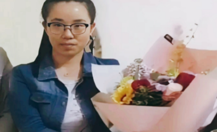 2017年，西安一女孩跪地抢救晕倒老人，可惜老人还是抢救无效离世，不料4天后，女