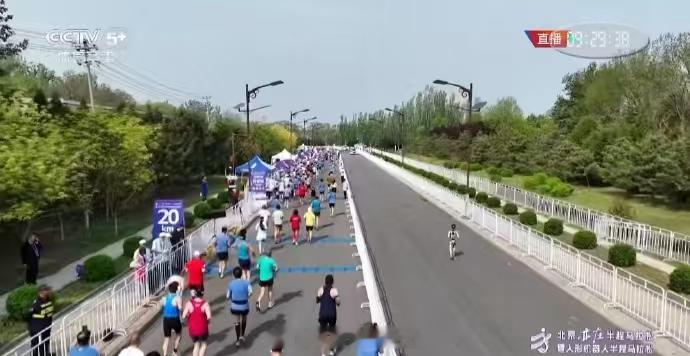 全球首个参加马拉松的机器导盲犬高德这个机器导盲犬居然能自己去买水！这哪是工具，