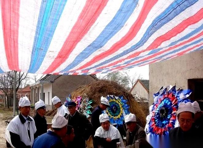 我跟你说个最离谱的，抬着亲人的骨灰盒，从这屋走到那屋，几步路，唰，给你记一笔钱。