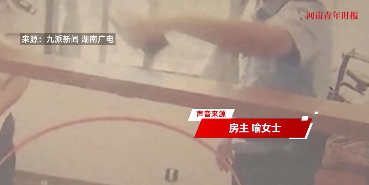 “太吓人了！”近日，湖南长沙，一女子凌晨睡醒起来上厕所，竟发现自己家的厕所门口站