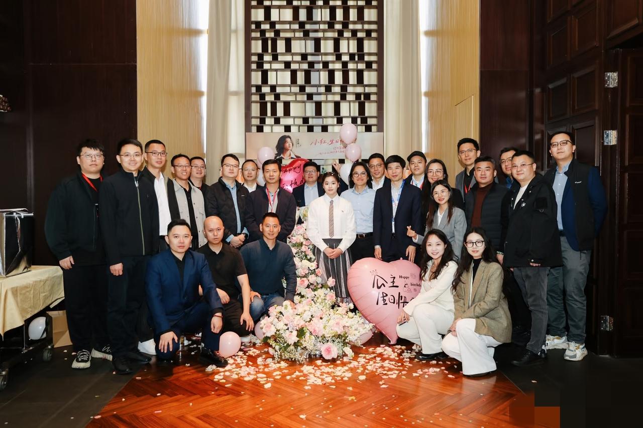 3月28日，万家乐一大早就公布了前几天给全红婵提前庆生的照片，真是有心了，全红婵