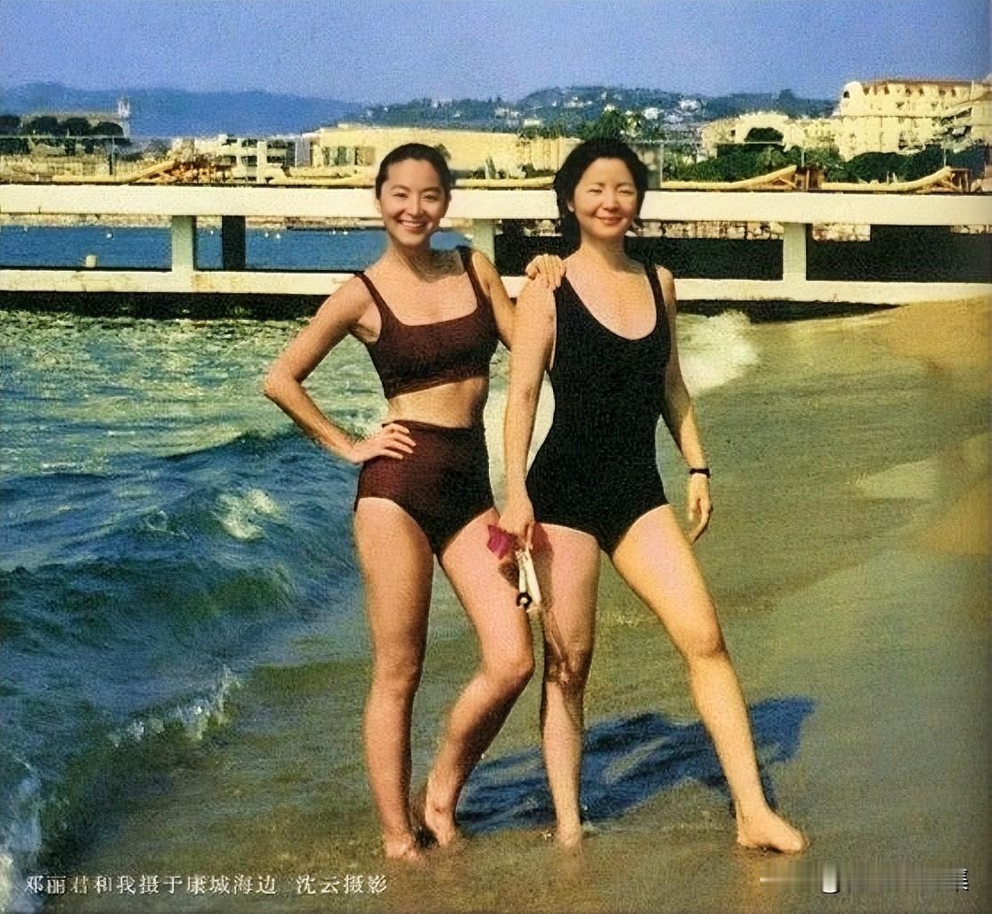 1990年8月，林青霞和邓丽君海边戏水，穿着比基尼的合影。两人早年因都与“秦祥林