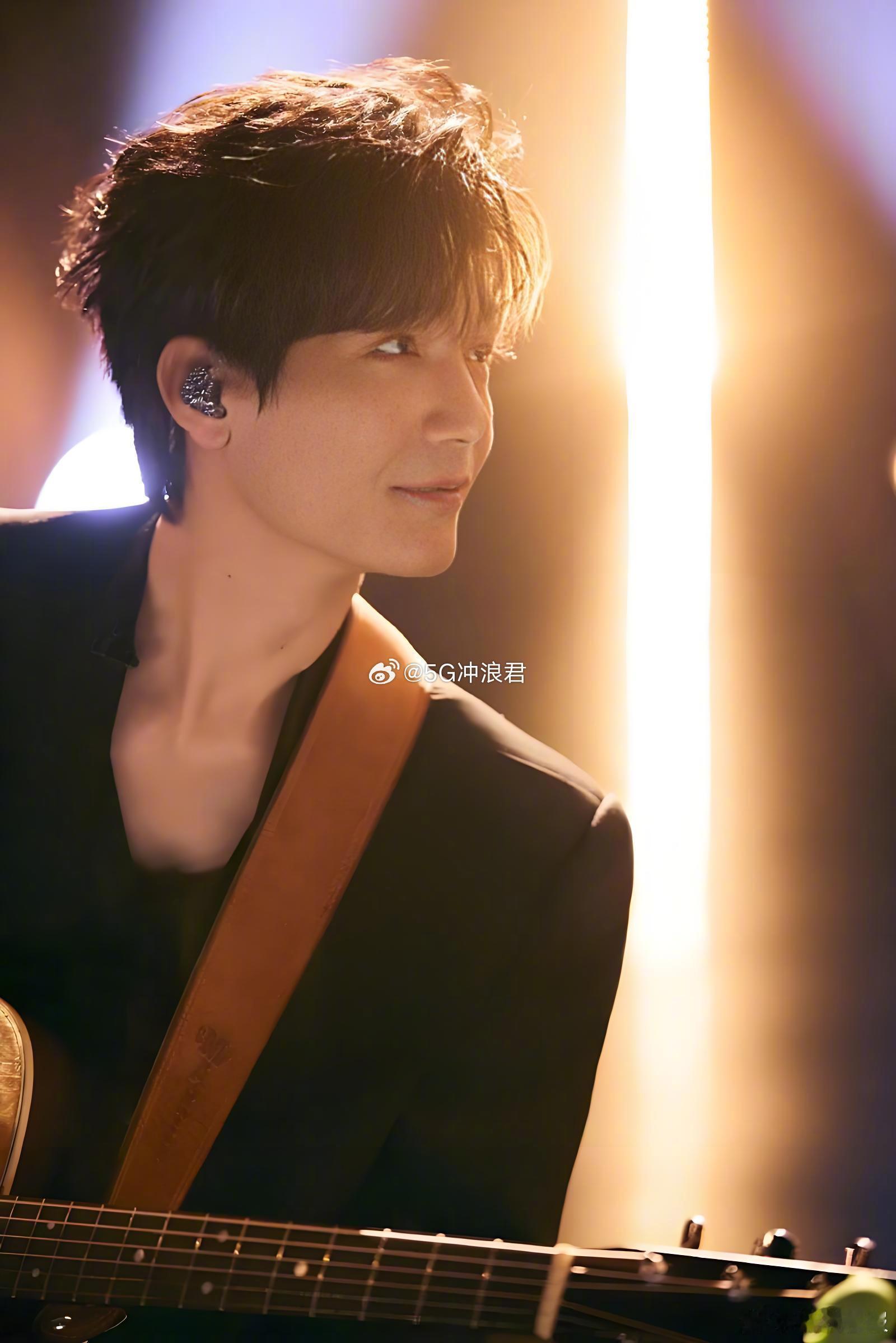 什么春晚让两届歌王同台了东方卫视春节晚会胡海泉和陈楚生，两位都是公认的live