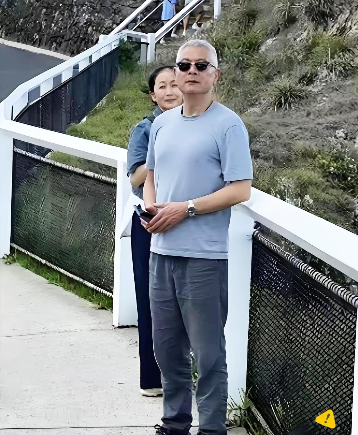 一张澳洲海边的偷拍照，直接把无数中年人的体面给撕开了。照片里没搂腰没牵手，59