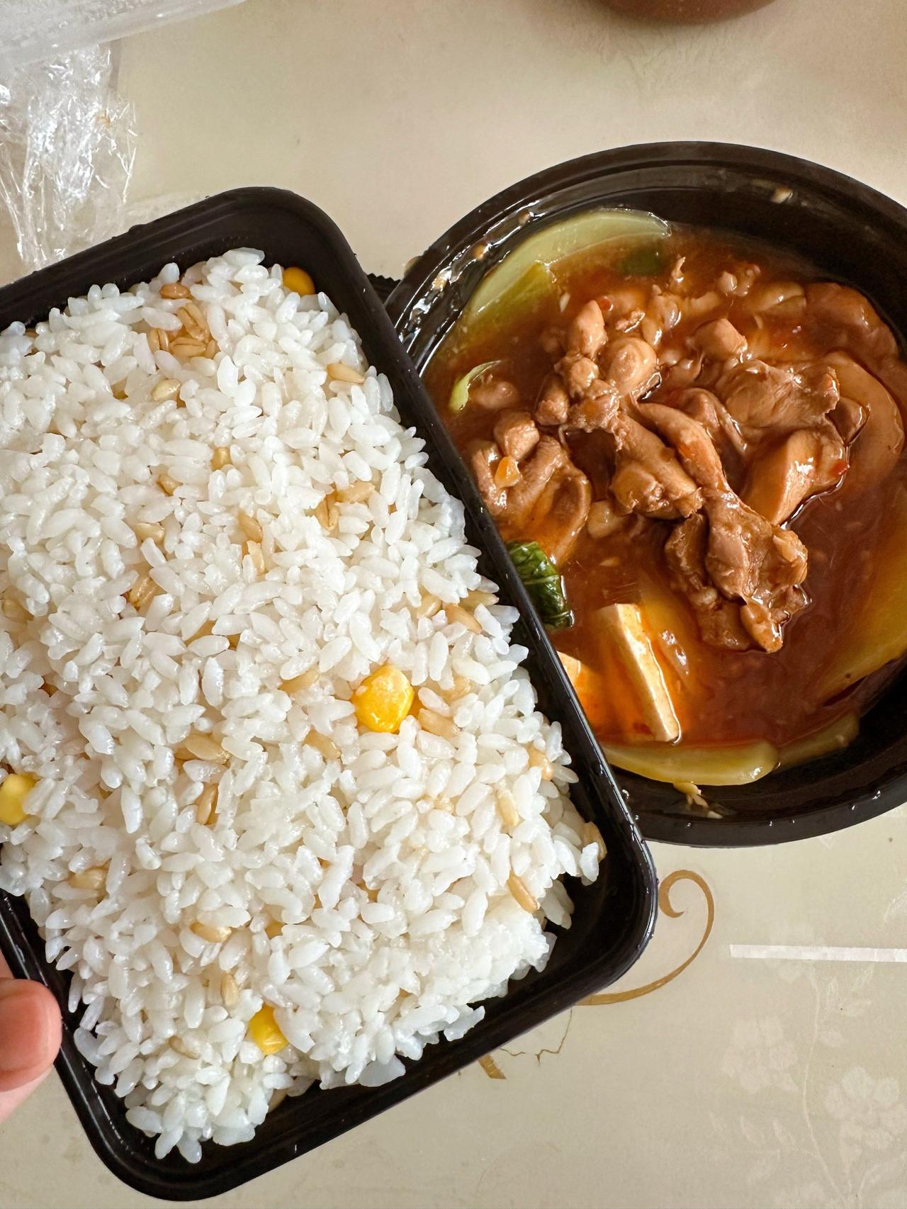 外卖真的比自己做饭更省钱吗？很多上班族觉得外卖省时又省心，却没算过长期吃外卖的健