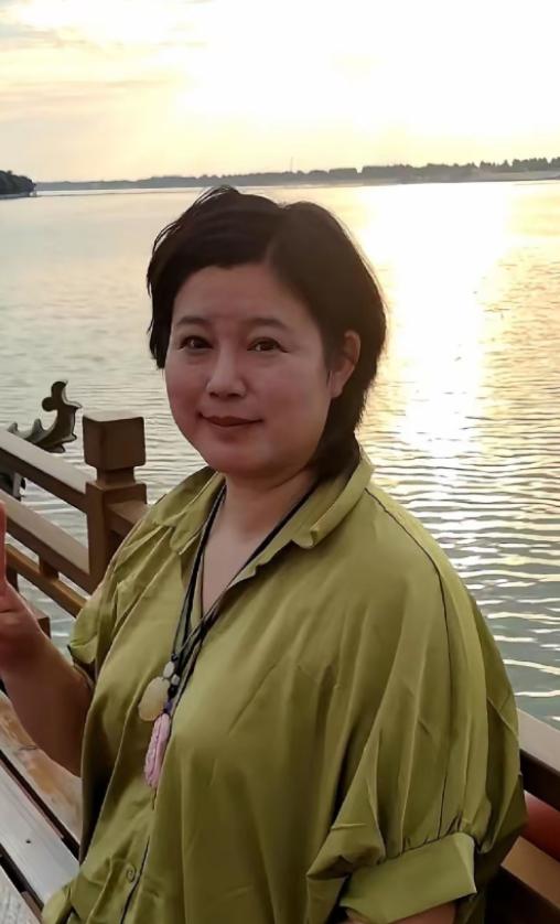 要是没人提醒，打死我也不敢信。挤着眼睛、双下巴若隐若现的短发大姐，竟然是当年1米