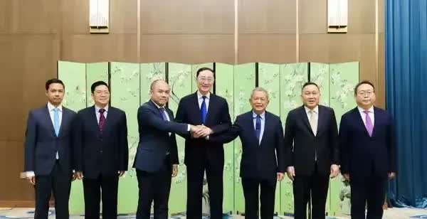 据媒体报道：由于签署停战协议的泰国和柬埔寨又打了起来，大国只好亲自出手了，没有马