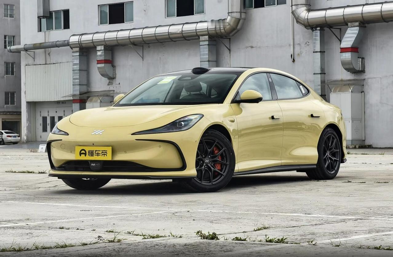 朋友小李问我：“二手智己L6能入手吗？我看specs很香啊！”我笑着回他：“