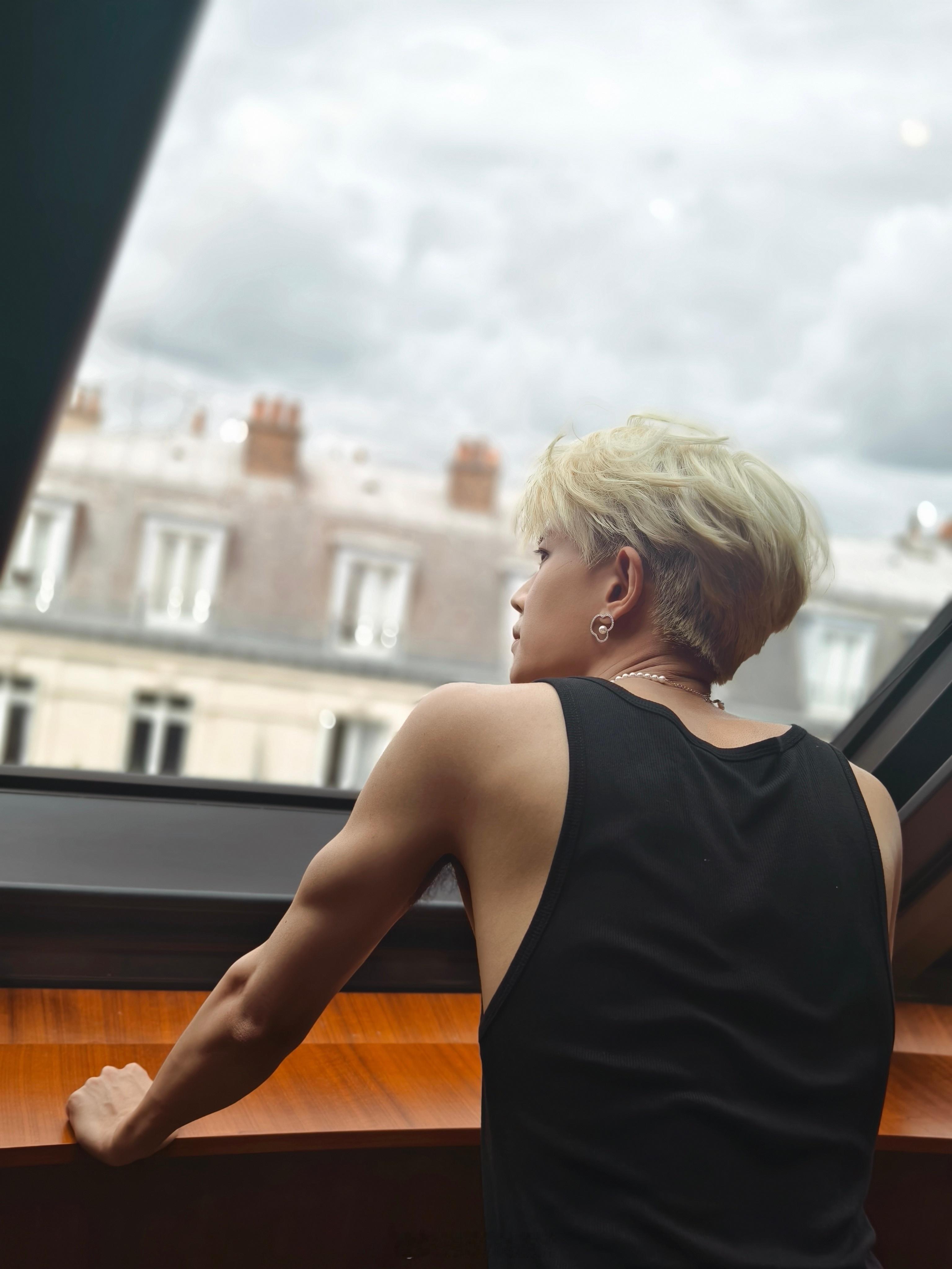 任嘉伦，性张力好强啊。肌肉线条好明显，干净清爽好fashion。​​​